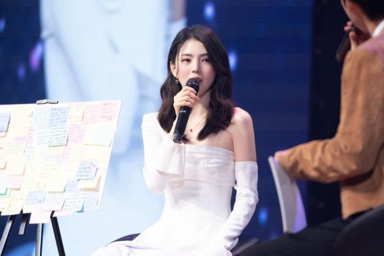 배우 한소희, 어제자 데뷔 첫 서울 팬미팅.JPG2