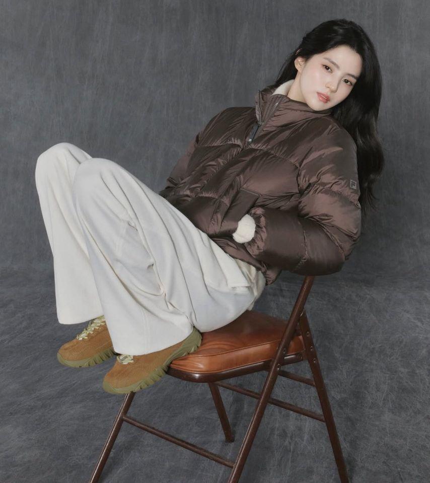 배우 한소희, FILA 플로우 다운 화보.JPG3