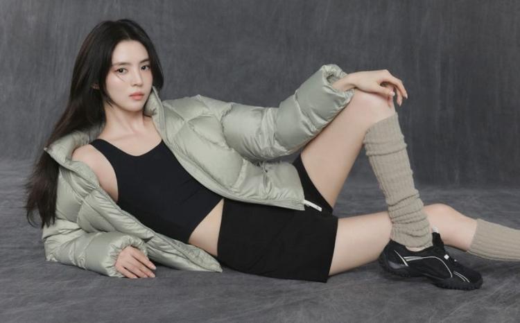 배우 한소희, FILA 플로우 다운 화보.JPG4