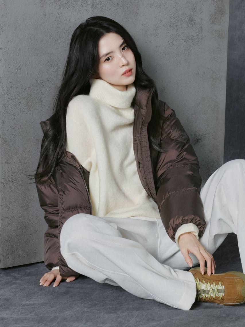 배우 한소희, FILA 플로우 다운 화보.JPG5