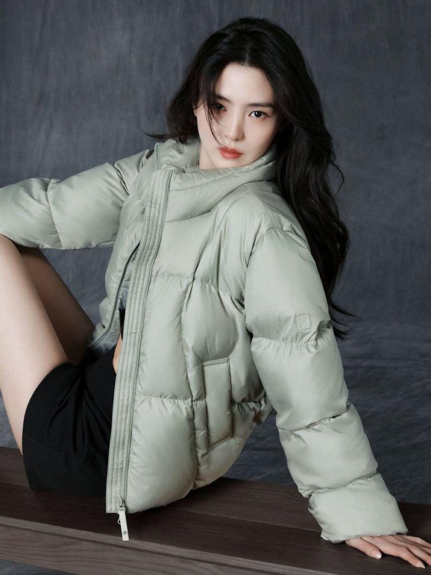 배우 한소희, FILA 플로우 다운 화보.JPG6