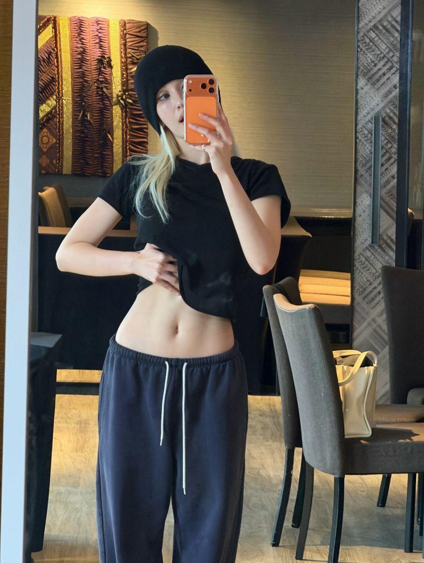 티셔츠 들어올려 배꼽 보여주는 전소미0