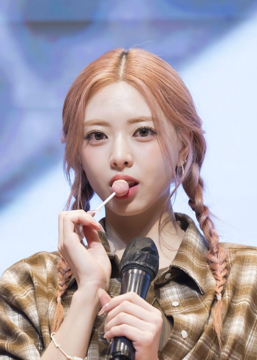 ITZY 유나 생일10