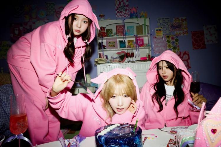 #SAYMYNAME 3RD EP ALBUM [&Our Vibe] Sweat Set: #Cake1