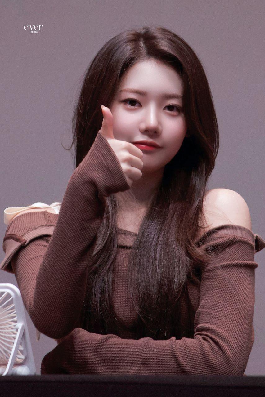 베이비몬스터 로라1