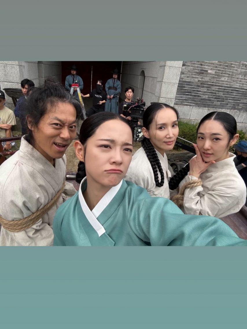 박아인 인별 이강에는달이흐른다 with 김세정 등9