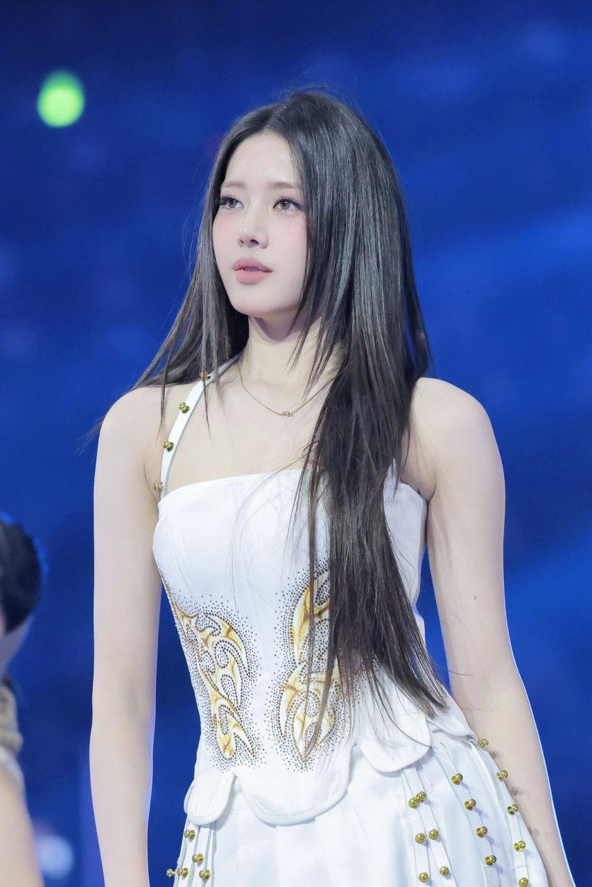 베이비몬스터 로라1