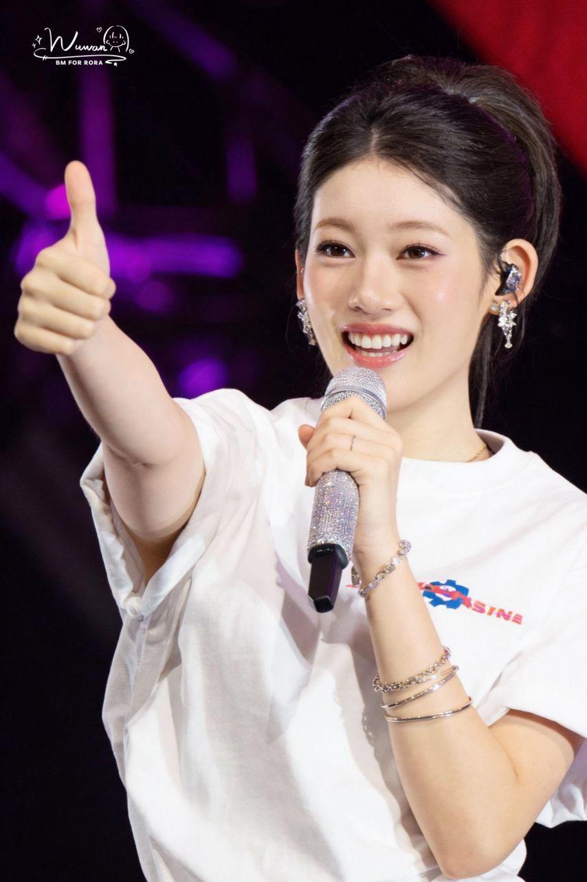 베이비몬스터 로라1