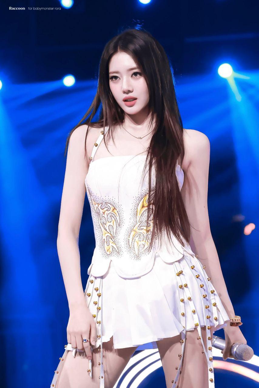 베이비몬스터 로라1