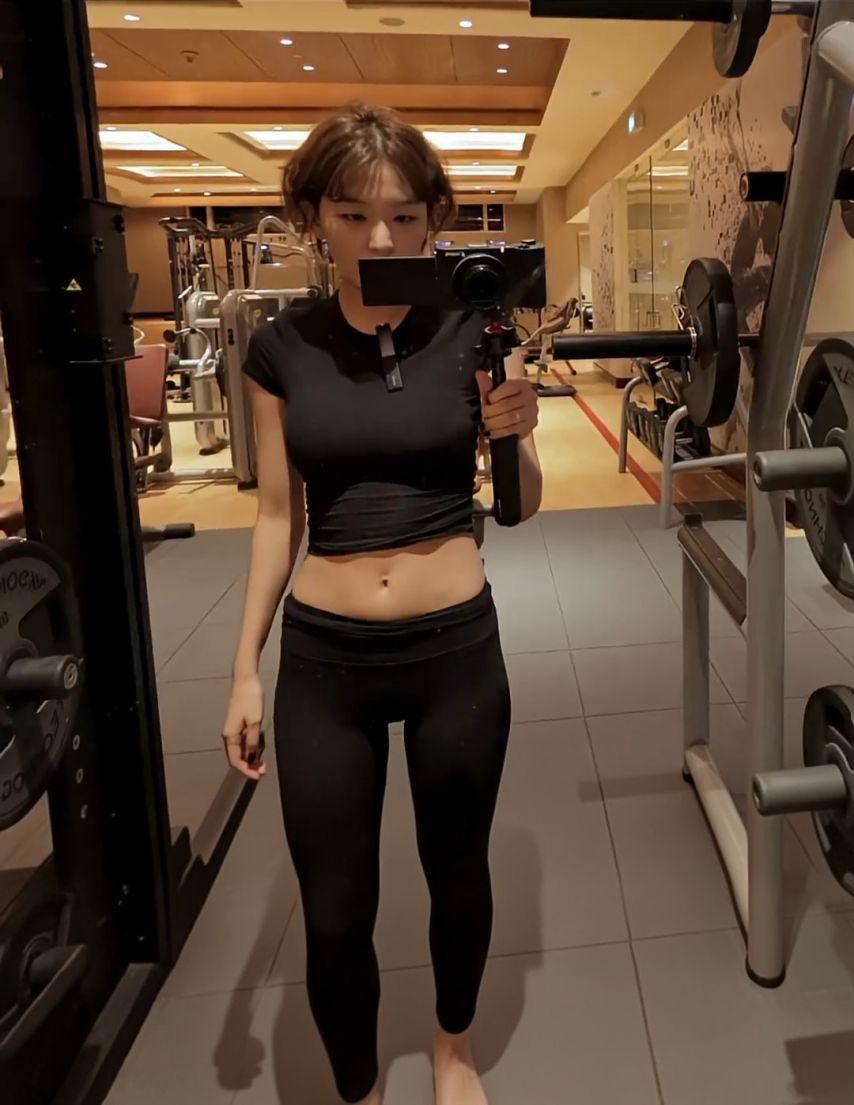 레드벨벳 슬기 복근 레깅스핏1