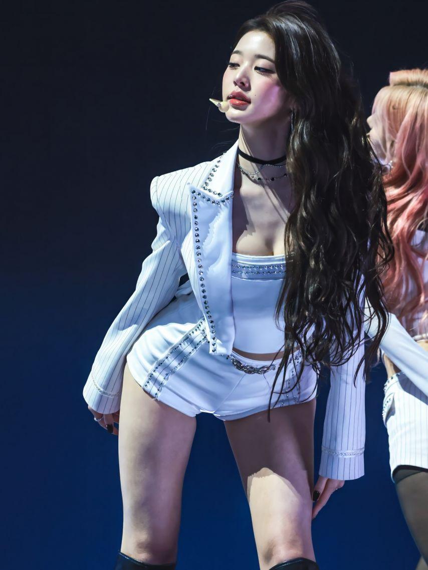 자켓 속 순백색 튜브탑 입고 숙이는 장원영 은근한 가슴골.jpg0