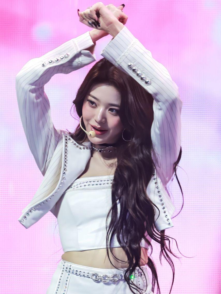 자켓 속 순백색 튜브탑 입고 숙이는 장원영 은근한 가슴골.jpg11