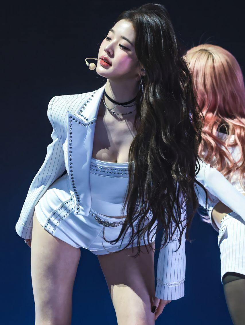 자켓 속 순백색 튜브탑 입고 숙이는 장원영 은근한 가슴골.jpg1