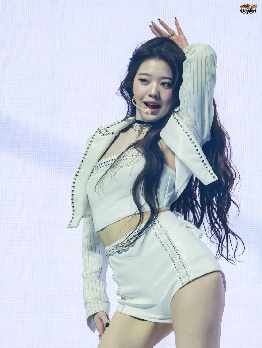 자켓 속 순백색 튜브탑 입고 숙이는 장원영 은근한 가슴골.jpg3