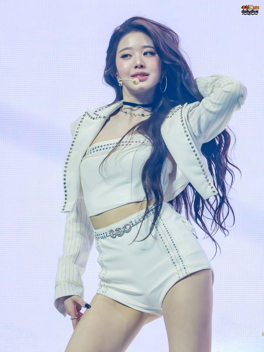 자켓 속 순백색 튜브탑 입고 숙이는 장원영 은근한 가슴골.jpg4