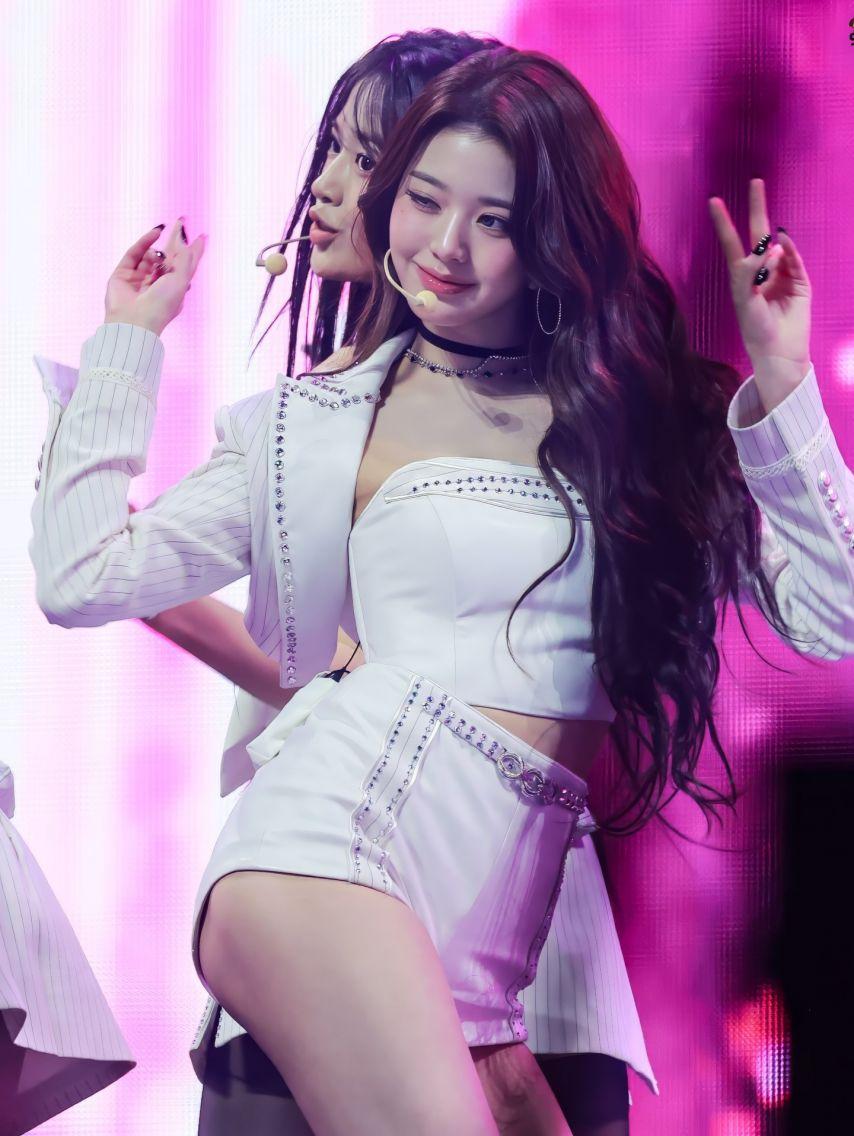 자켓 속 순백색 튜브탑 입고 숙이는 장원영 은근한 가슴골.jpg5