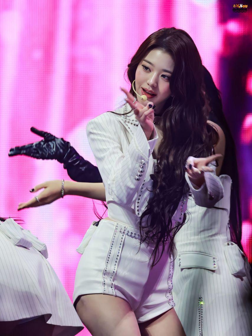 자켓 속 순백색 튜브탑 입고 숙이는 장원영 은근한 가슴골.jpg6