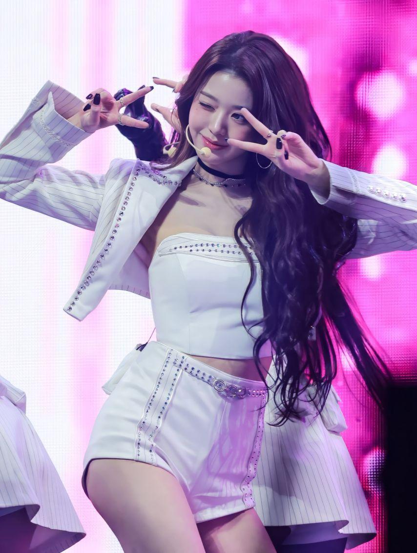 자켓 속 순백색 튜브탑 입고 숙이는 장원영 은근한 가슴골.jpg7