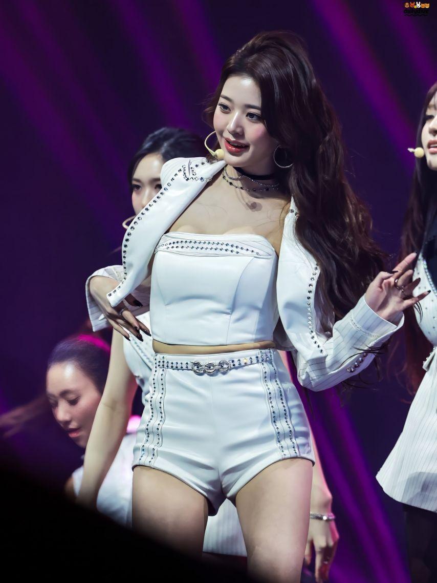 자켓 속 순백색 튜브탑 입고 숙이는 장원영 은근한 가슴골.jpg8