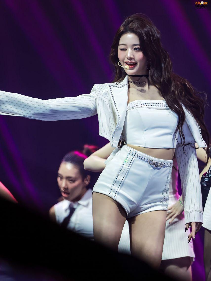 자켓 속 순백색 튜브탑 입고 숙이는 장원영 은근한 가슴골.jpg9