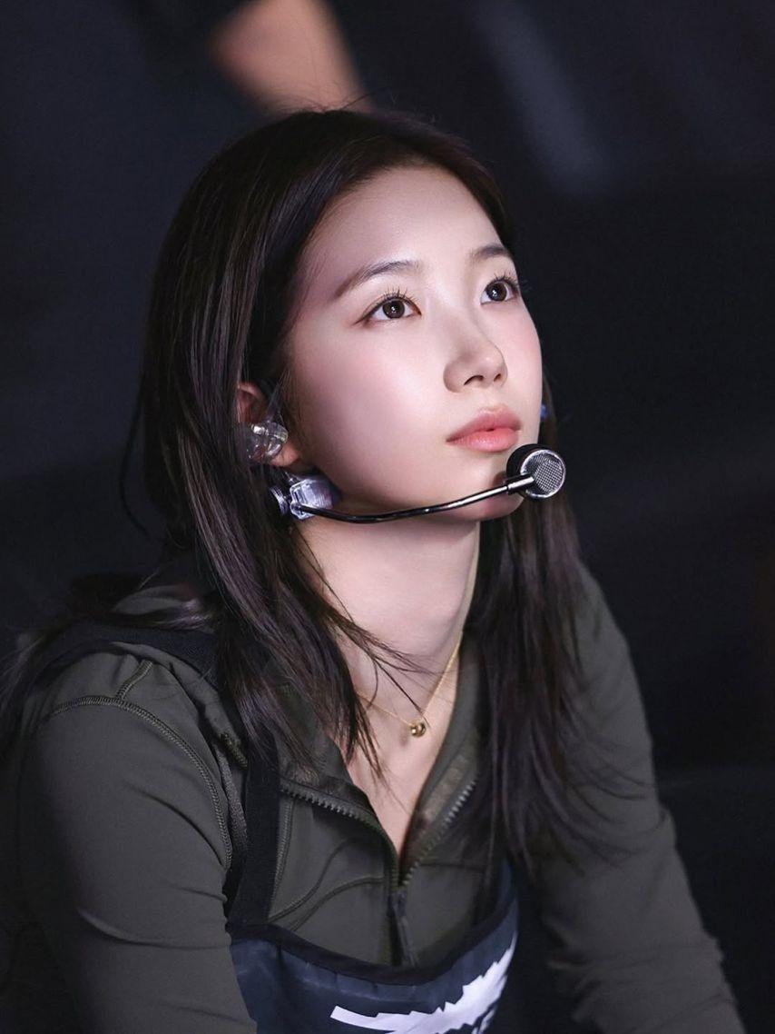 LE SSERAFIM (르세라핌) 카즈하1