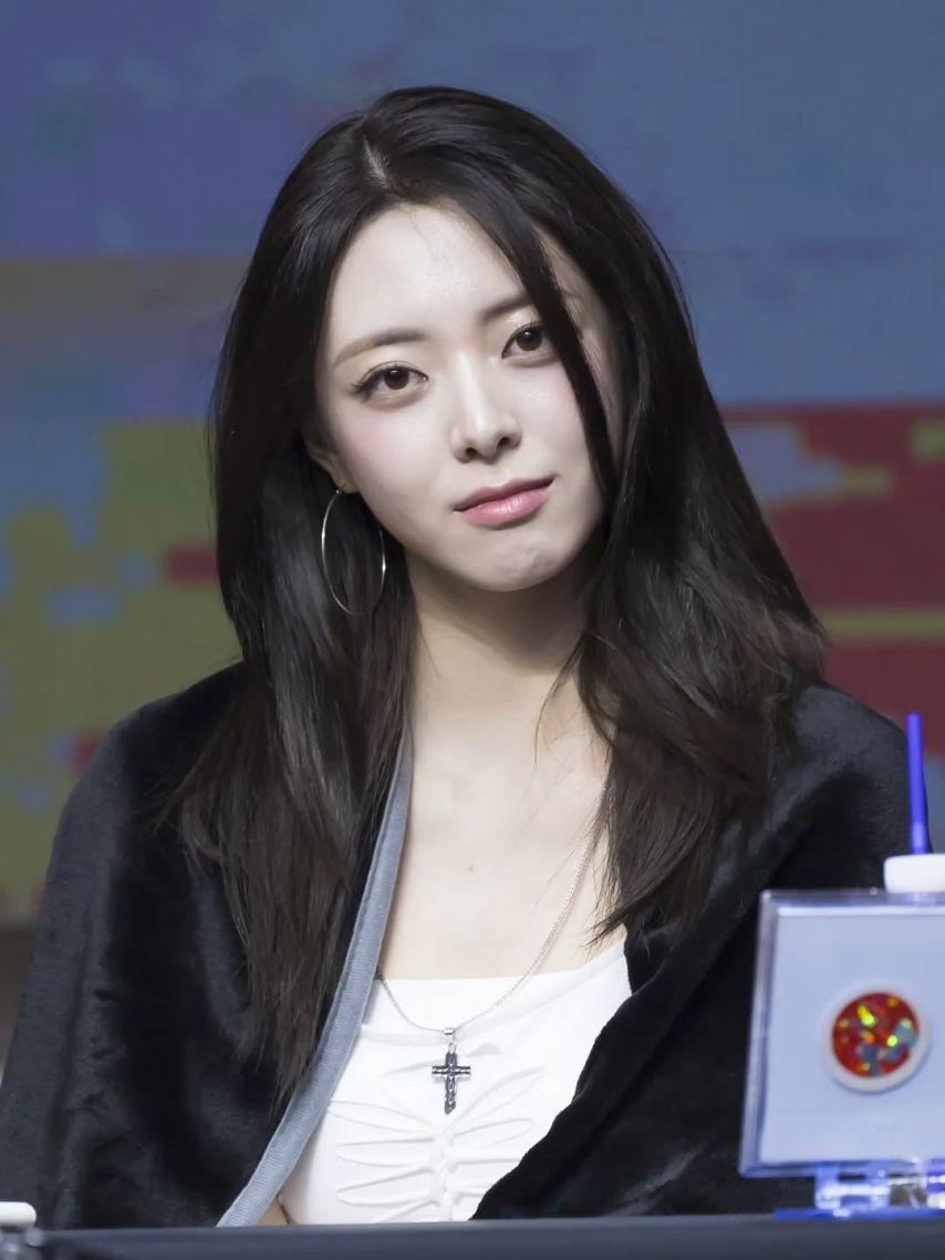 ITZY (있지) 유나4