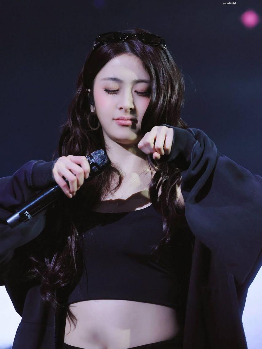 LE SSERAFIM (르세라핌) 허윤진13