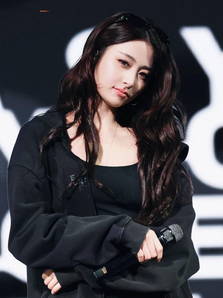 LE SSERAFIM (르세라핌) 허윤진1