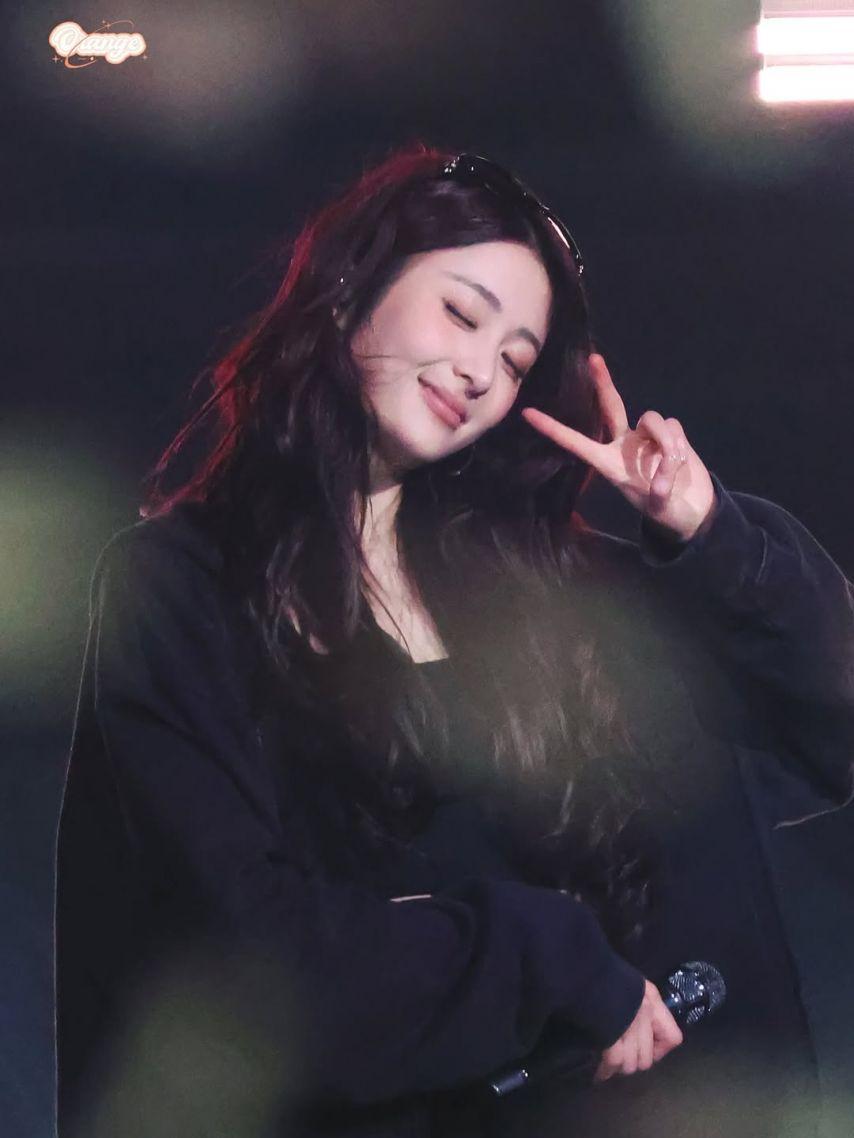 LE SSERAFIM (르세라핌) 허윤진9