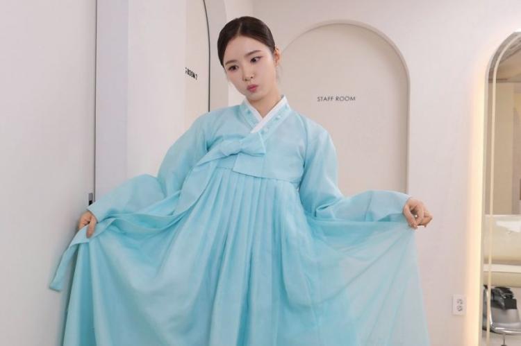 신세경 휴민트 무대인사 등1