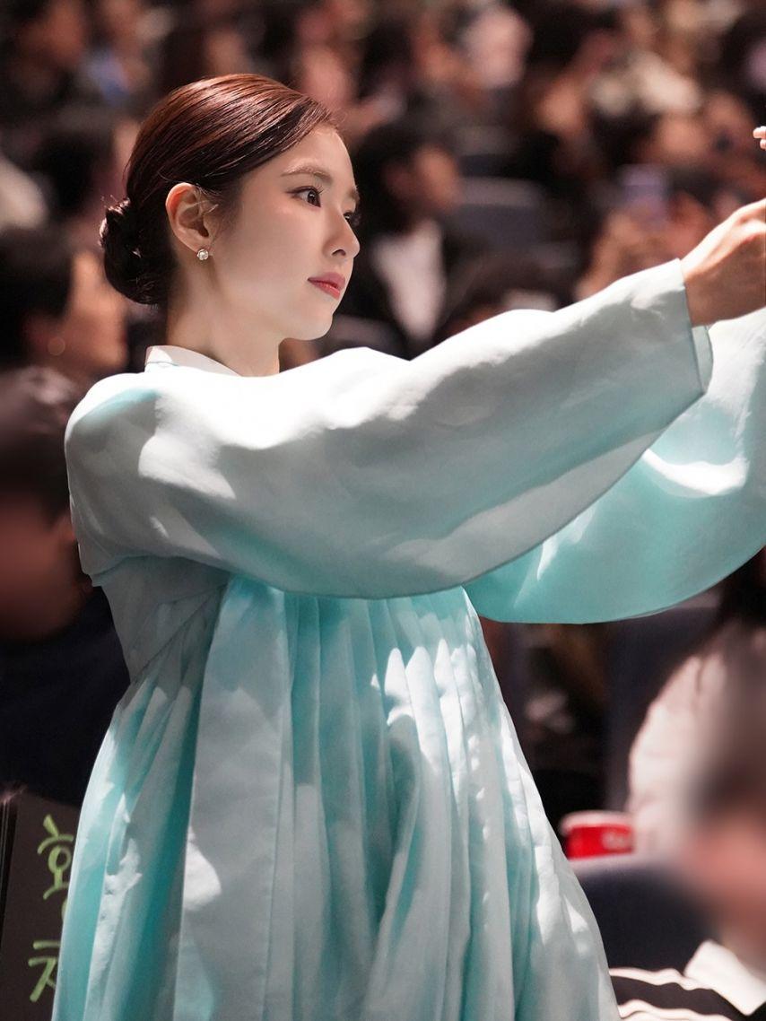 신세경 휴민트 무대인사 등3