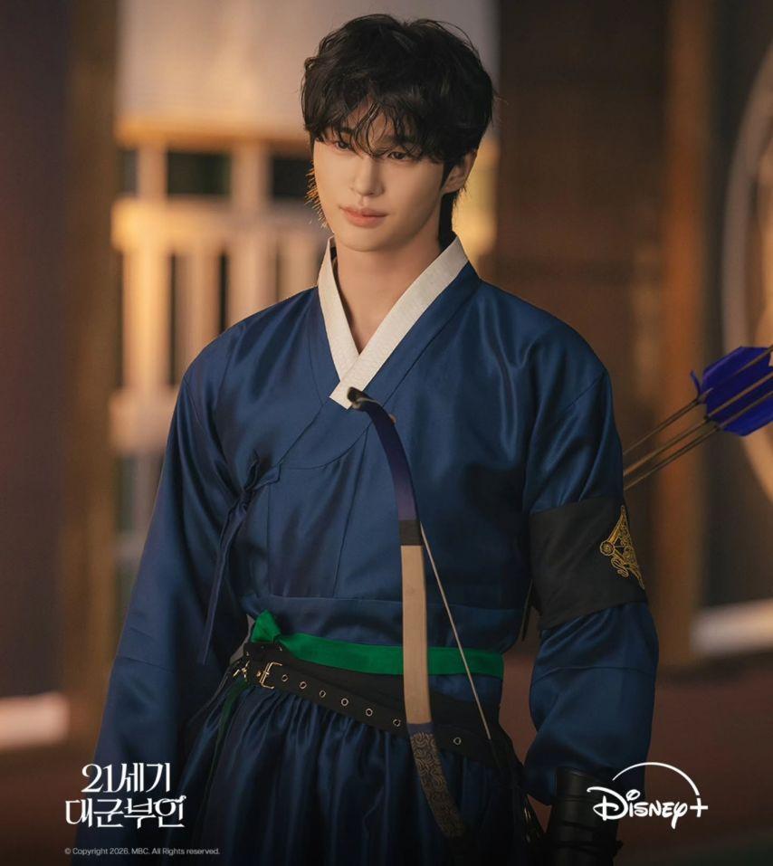 아이유 에스티로더/ 아이유 변우석 21세기대군부인 디즈니+3