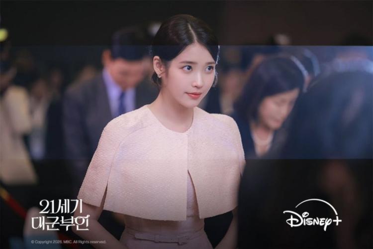 아이유 에스티로더/ 아이유 변우석 21세기대군부인 디즈니+4