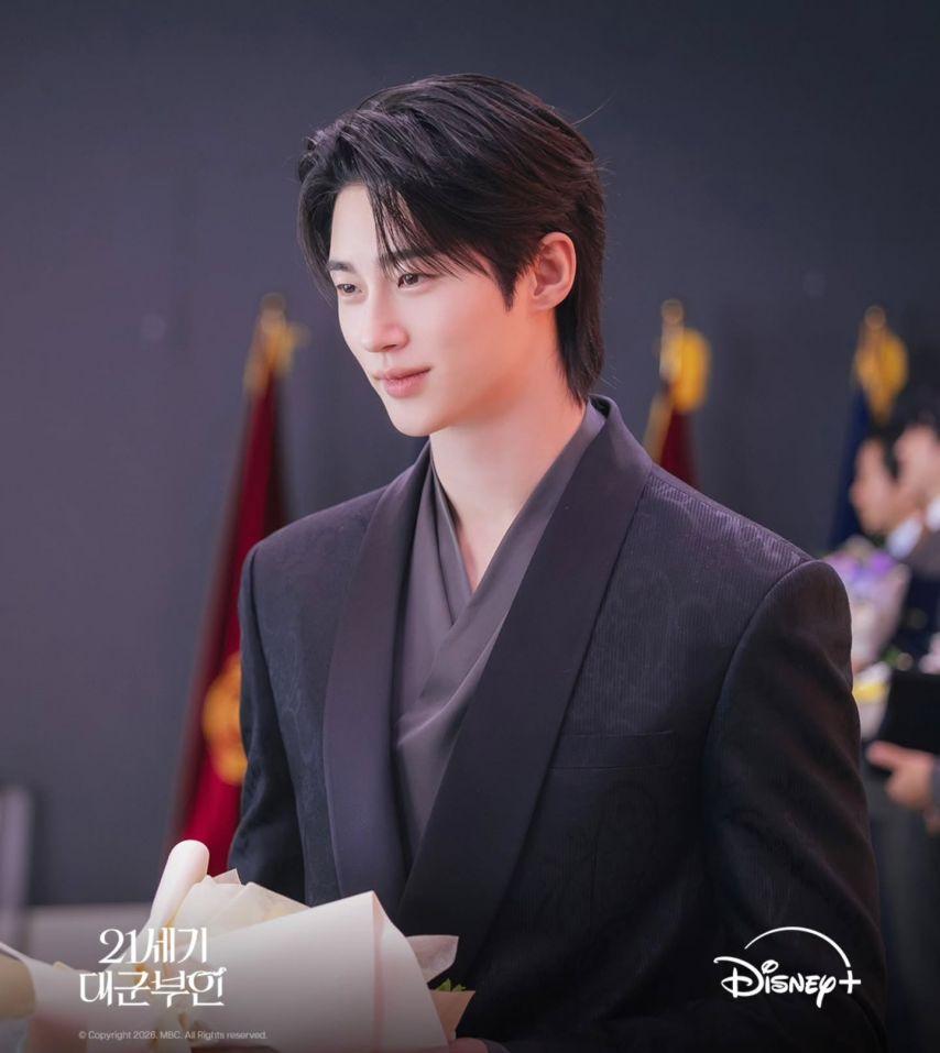 아이유 에스티로더/ 아이유 변우석 21세기대군부인 디즈니+5