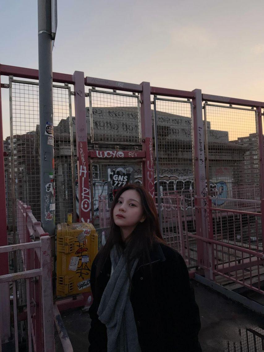 엄지 VIVIZ비비지 인별/ 신비 엄지 은하 손보단엉덩이가좋은사이0