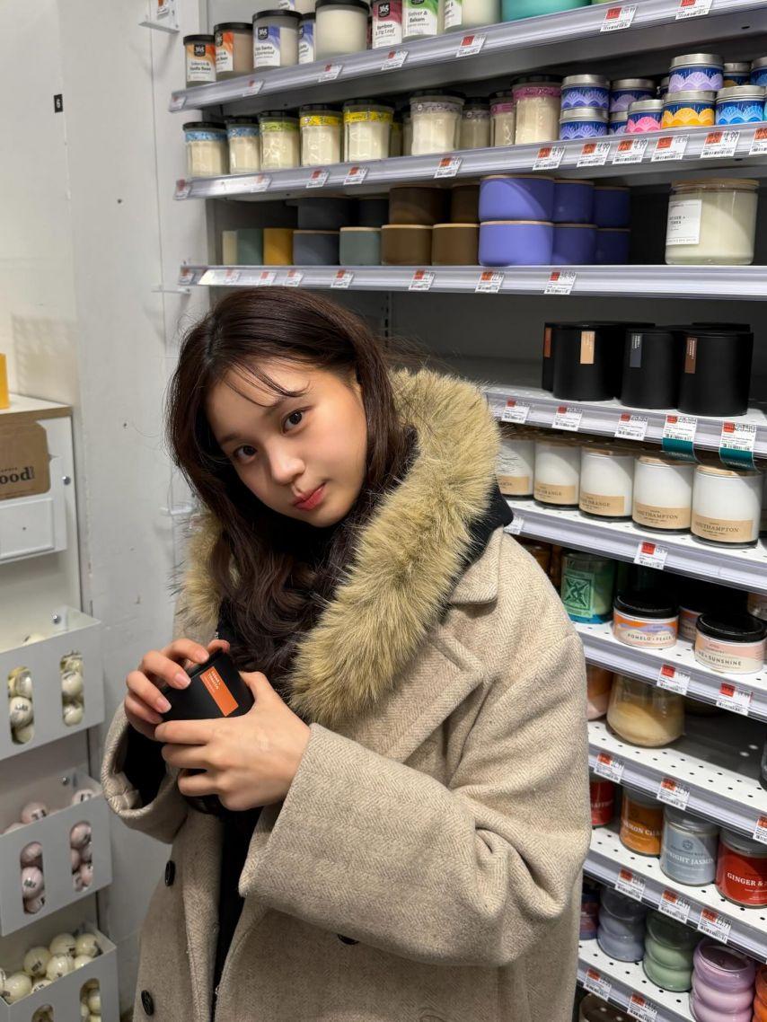 엄지 VIVIZ비비지 인별/ 신비 엄지 은하 손보단엉덩이가좋은사이11