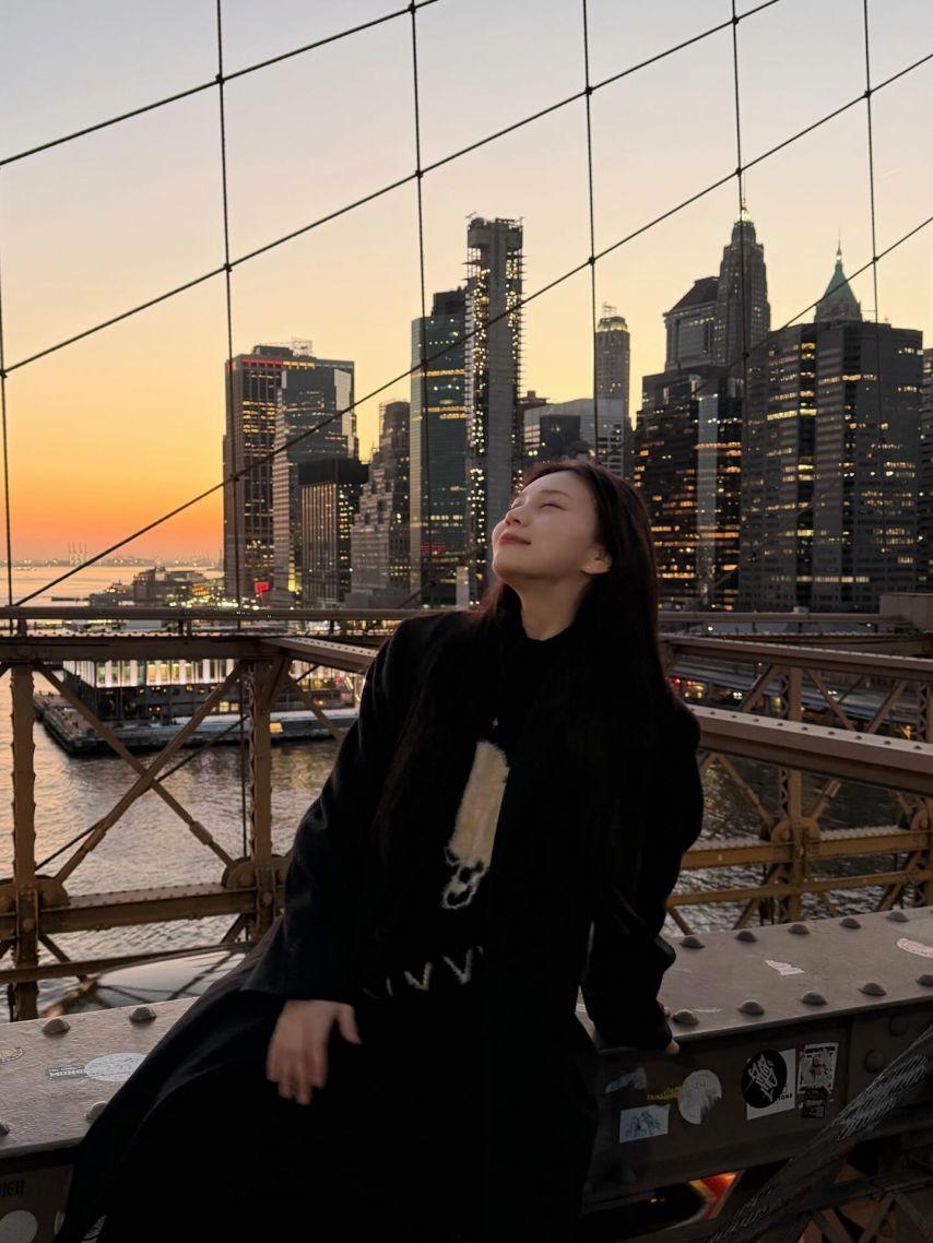 엄지 VIVIZ비비지 인별/ 신비 엄지 은하 손보단엉덩이가좋은사이15