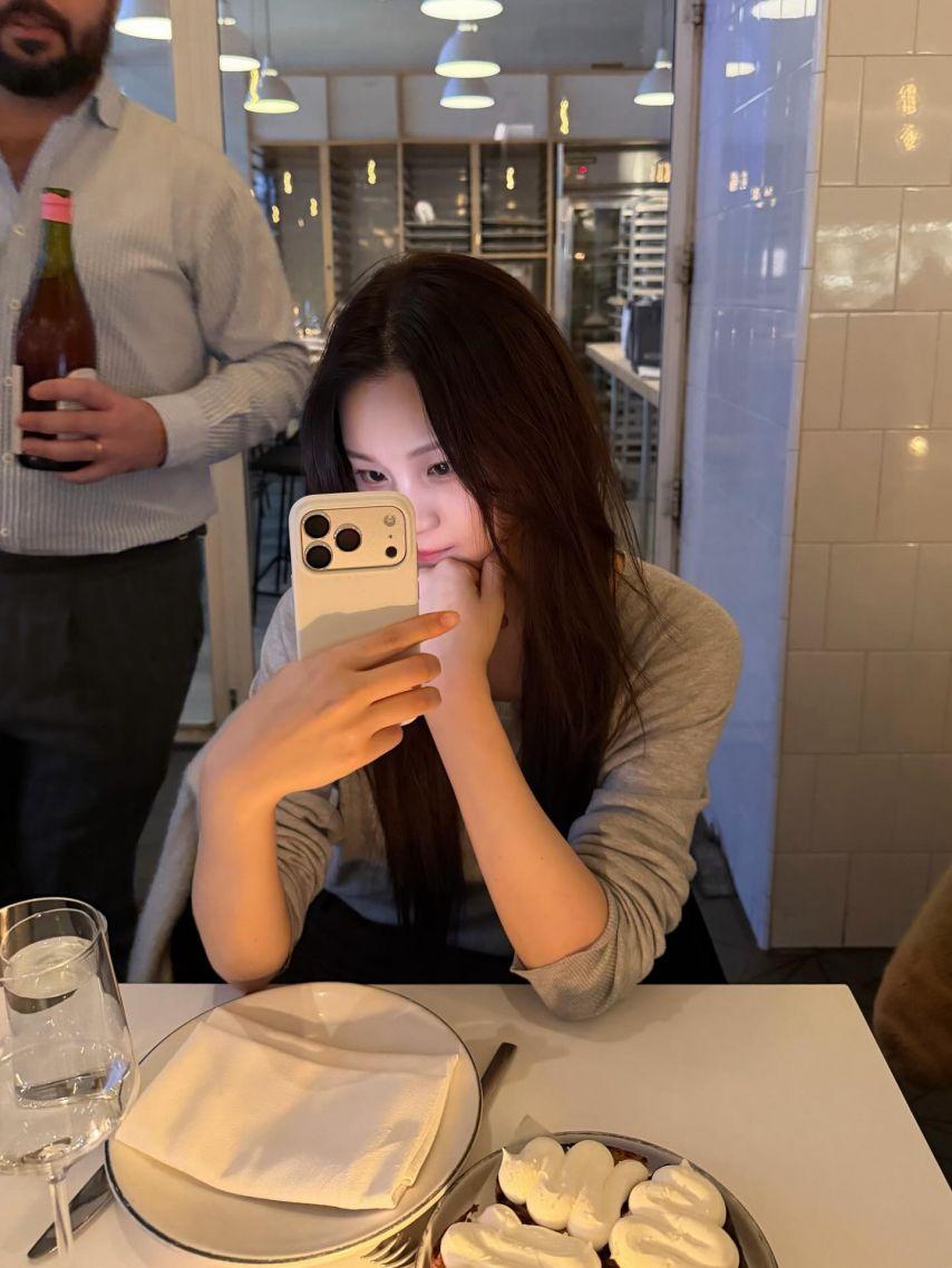 엄지 VIVIZ비비지 인별/ 신비 엄지 은하 손보단엉덩이가좋은사이1