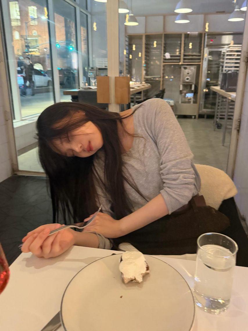 엄지 VIVIZ비비지 인별/ 신비 엄지 은하 손보단엉덩이가좋은사이5