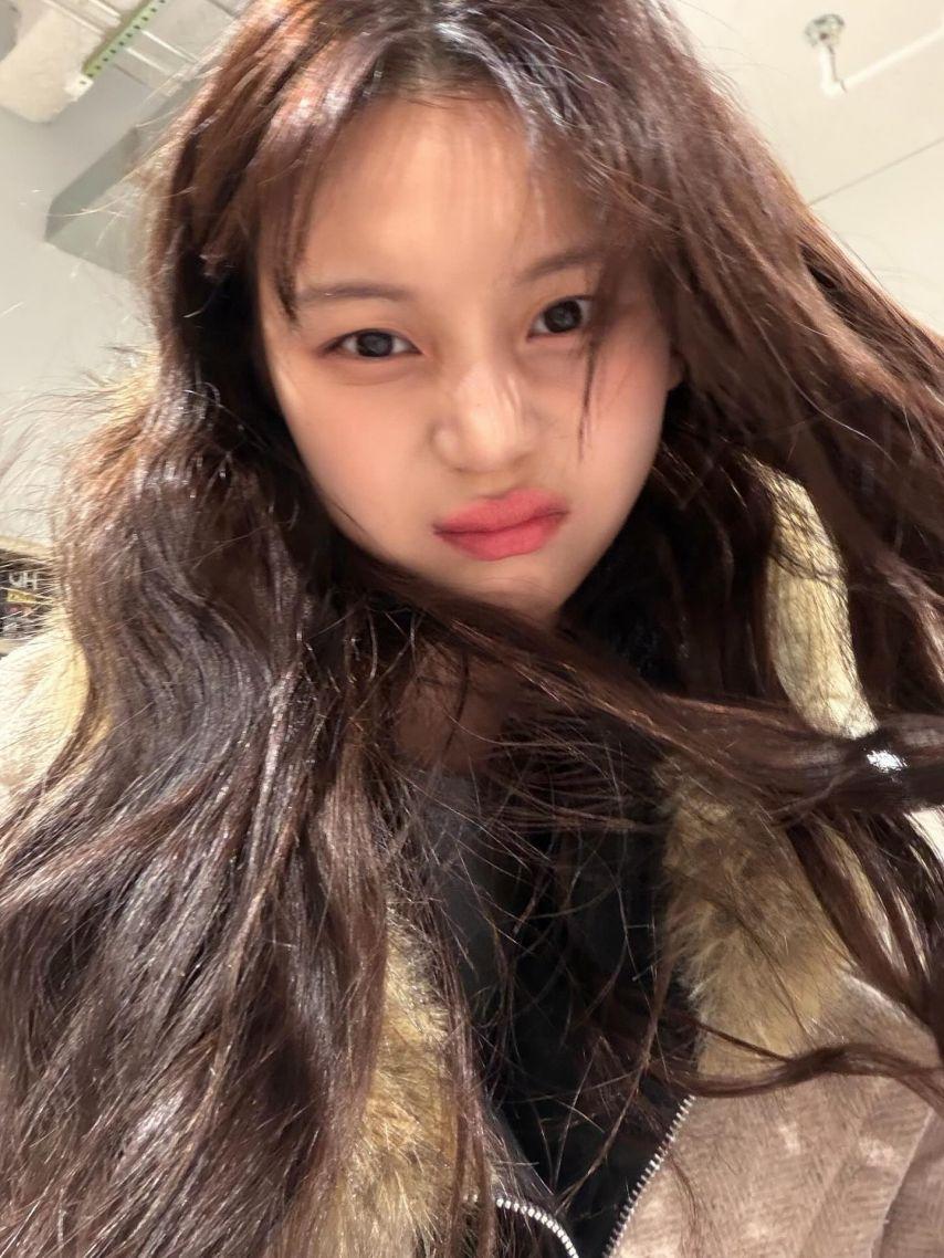 엄지 VIVIZ비비지 인별/ 신비 엄지 은하 손보단엉덩이가좋은사이7