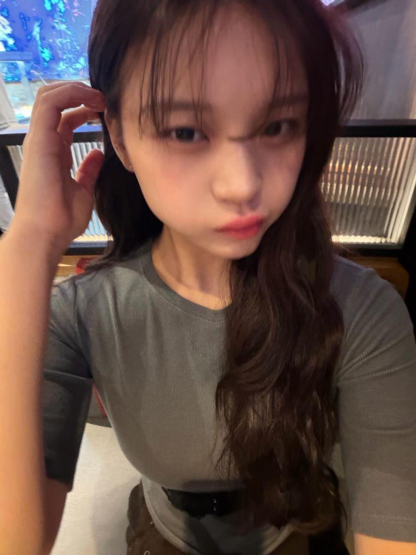 엄지 VIVIZ비비지 인별/ 신비 엄지 은하 손보단엉덩이가좋은사이9