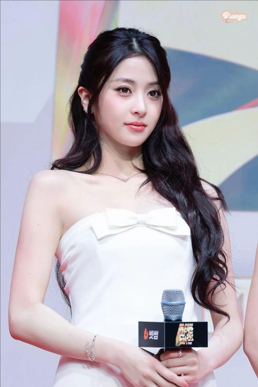 르세라핌 허윤진1