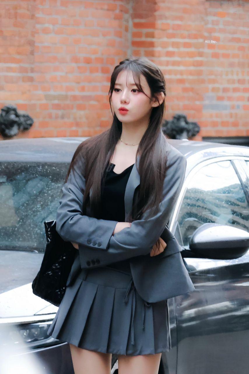 베이비몬스터 로라1