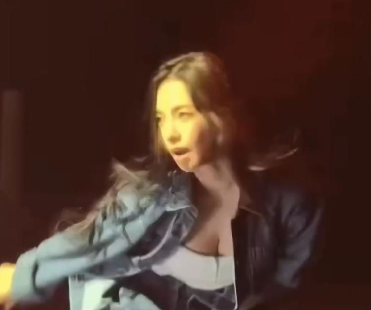 카리나 숙이는 가슴골 순간포착0