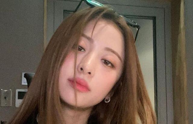 LE SSERAFIM YUNJIN