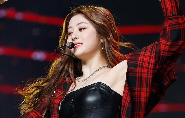 LE-SSERAFIM Yunjin