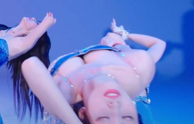 모모 몸을 젖히는 안무