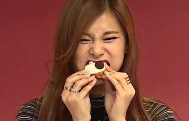 음식을 무섭게 먹는 쯔위.jpg