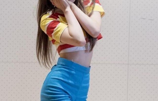 우아 나나 크롭티 파란 반바지 니삭스