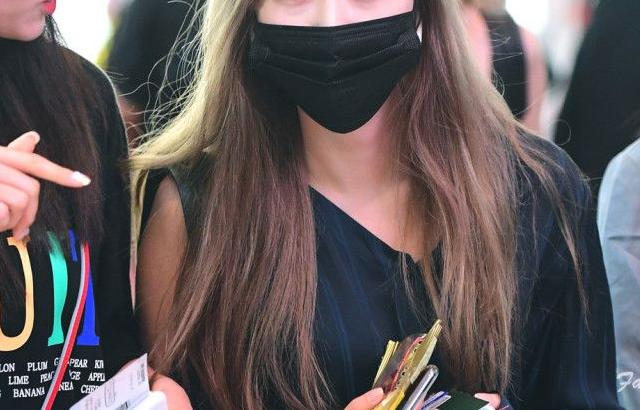 마스크쓴 여자친구 신비 몸매.JPG